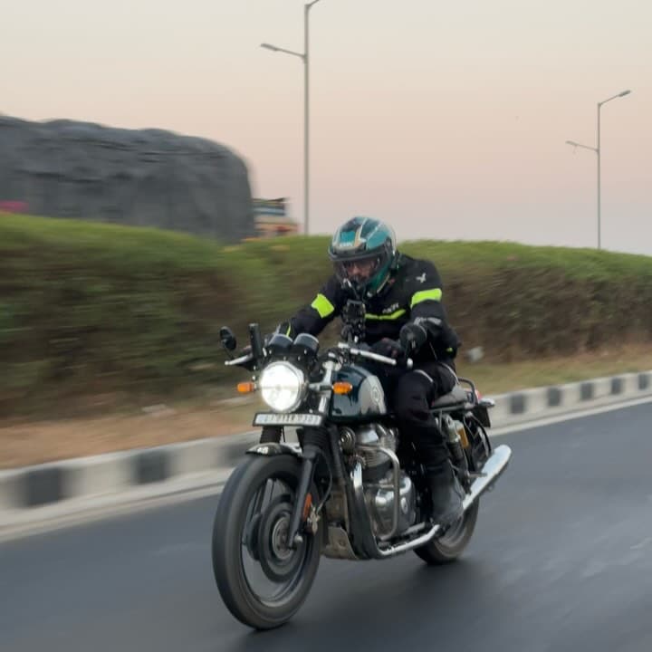 Highway Run Past Hotel Gallops Food Plaza | Continental GT650